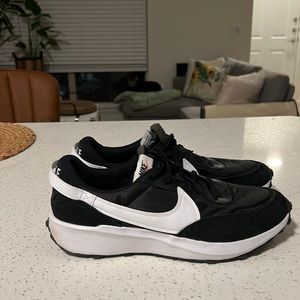 Nike waffle debut black and white size 12